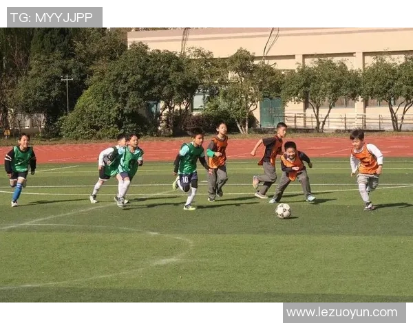 小孩热爱足球模仿明星转场瞬间展现童趣与梦想